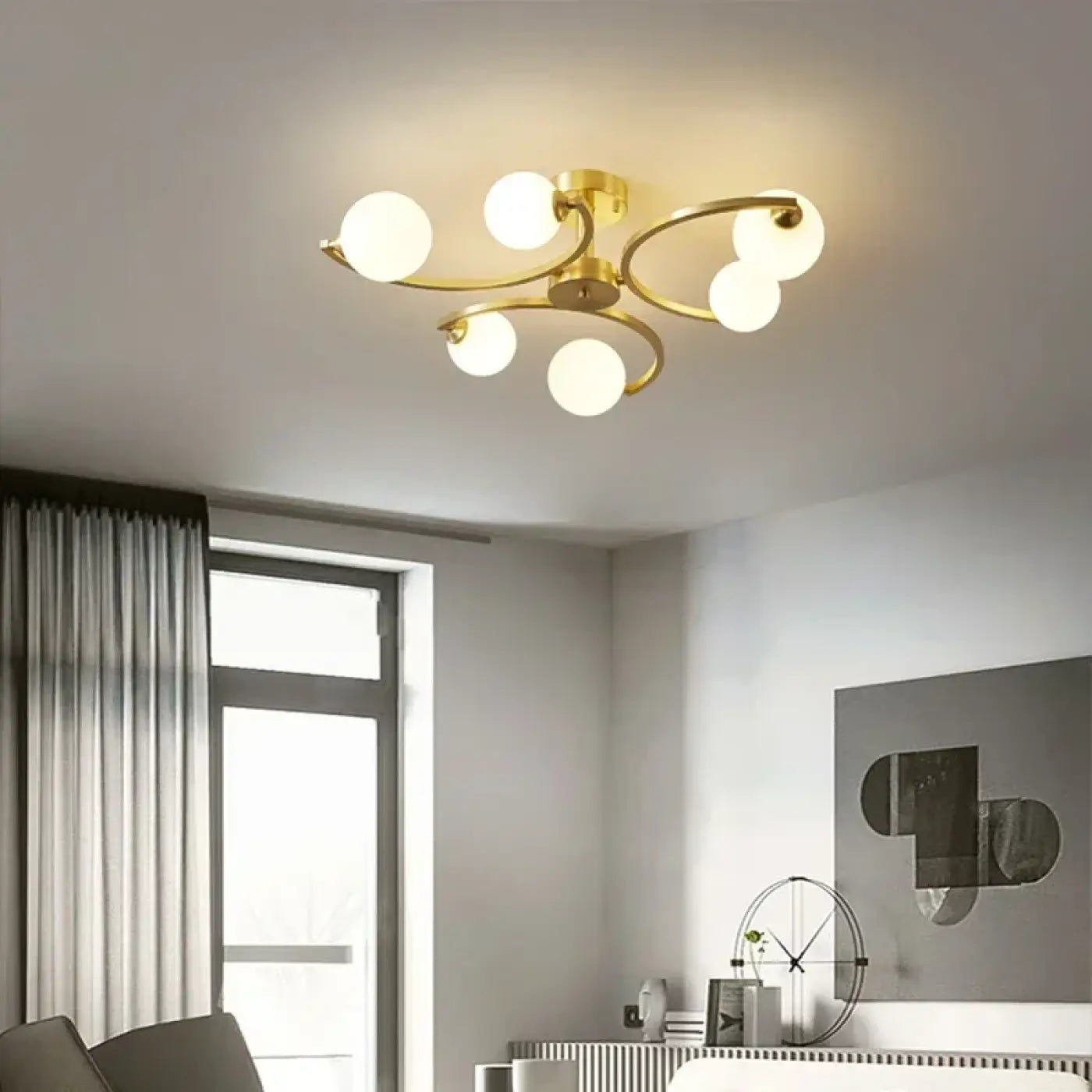 Plafonnier Doré Design Bras Courbés Globes Opalins