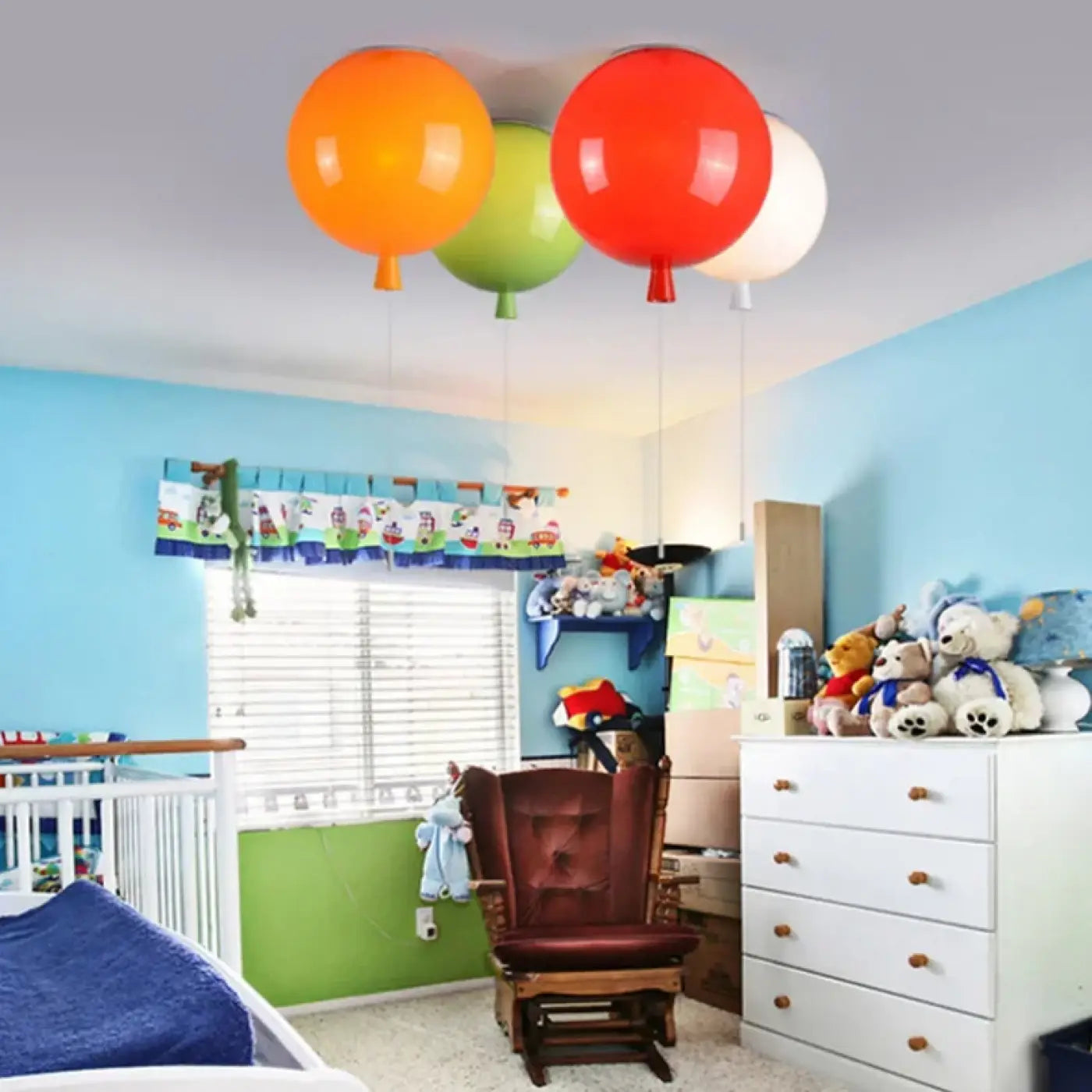Suspension Ballon Coloré : Lumière Magique pour Chambre d'Enfant