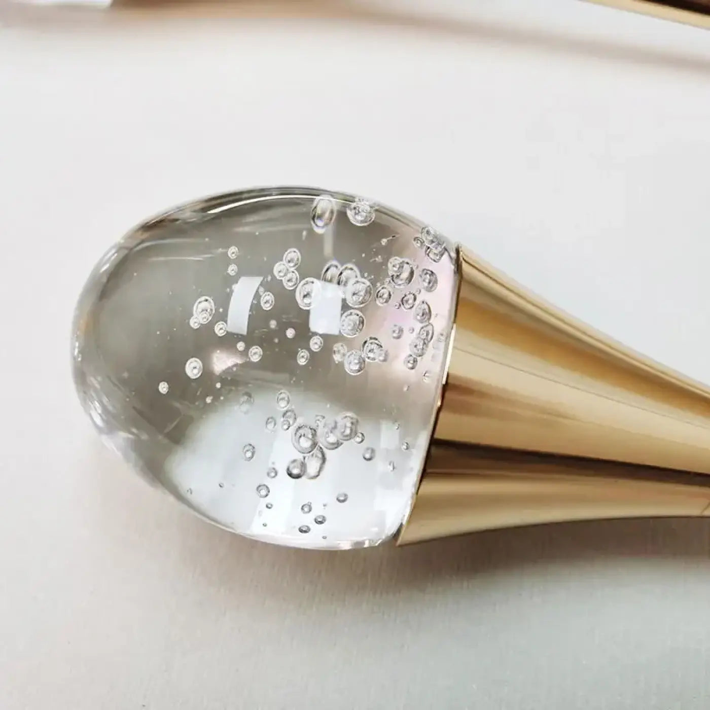 Suspension Goutte Dorée : Lumière Chaleureuse