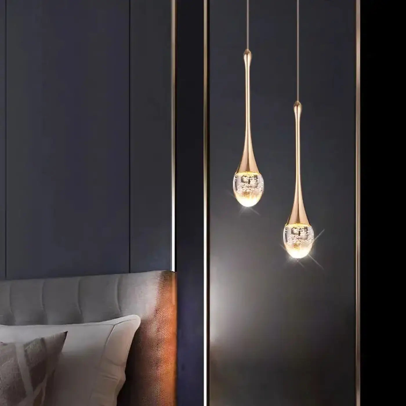 Suspension Goutte Dorée : Lumière Chaleureuse