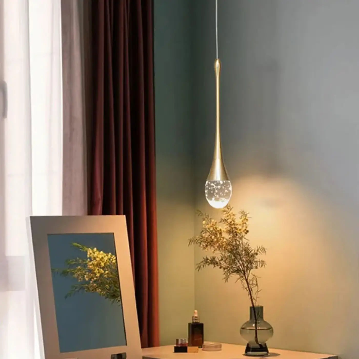 Suspension Goutte Dorée : Lumière Chaleureuse