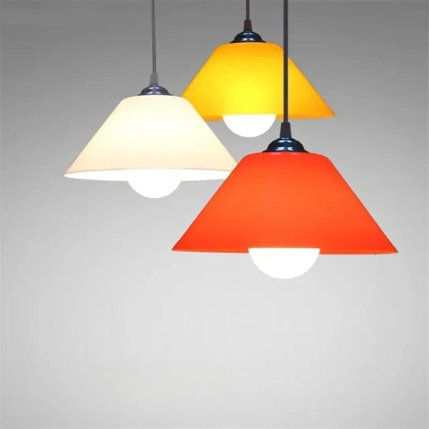 Suspension Conique Design : Lumière Colorée & Moderne