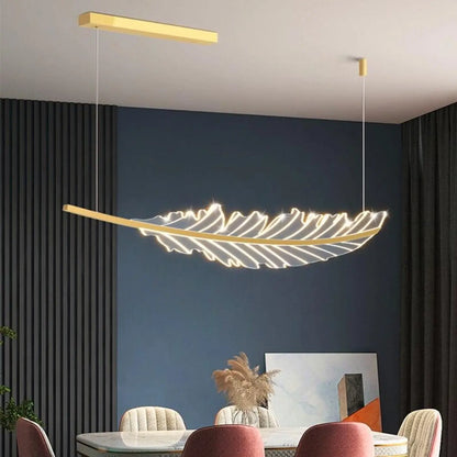 Suspension Plume Dorée : Élégance Aérienne et Lumière Douce