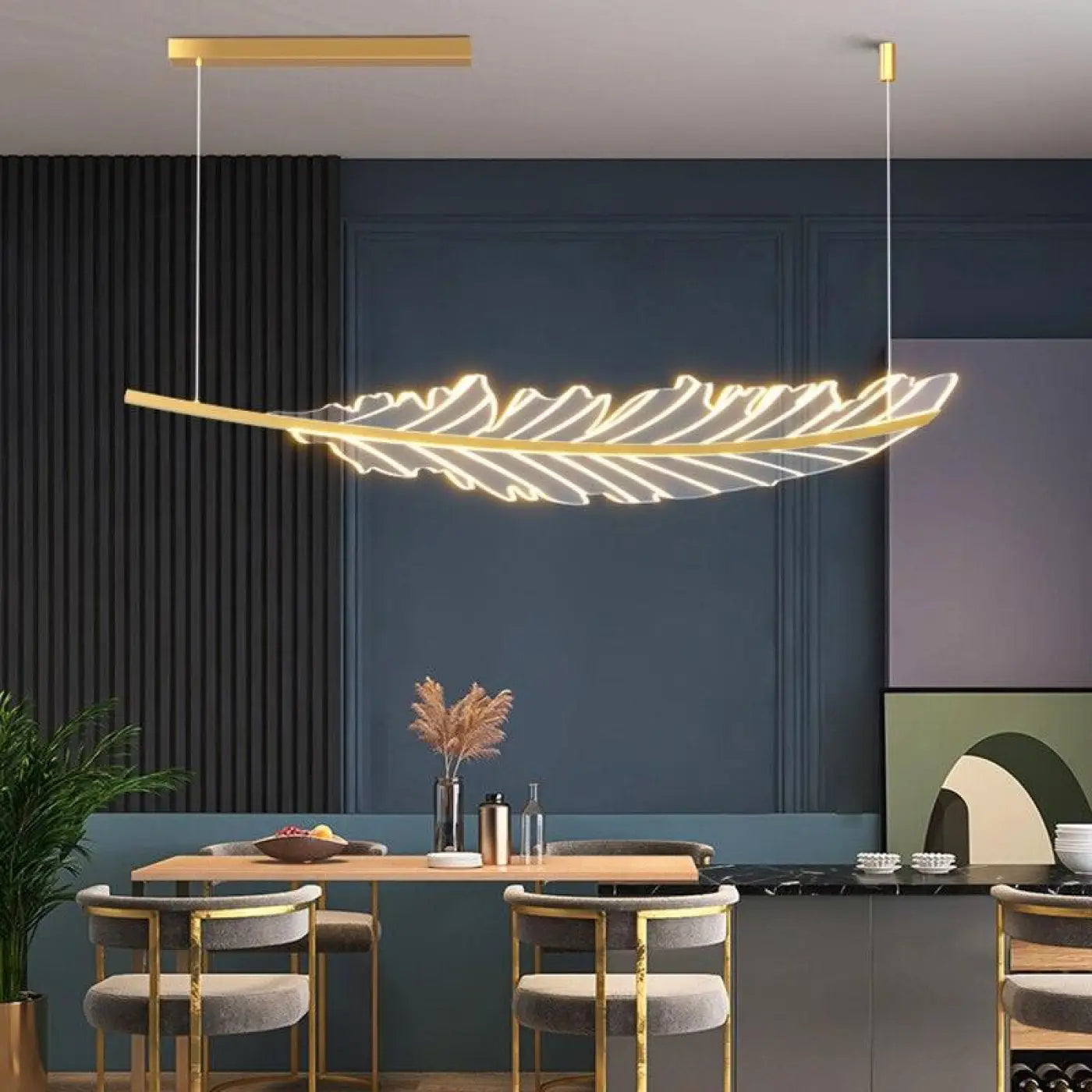 Suspension Plume Dorée : Élégance Aérienne et Lumière Douce