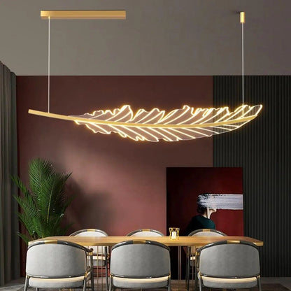 Suspension Plume Dorée : Élégance Aérienne et Lumière Douce