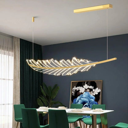Suspension Plume Dorée : Élégance Aérienne et Lumière Douce