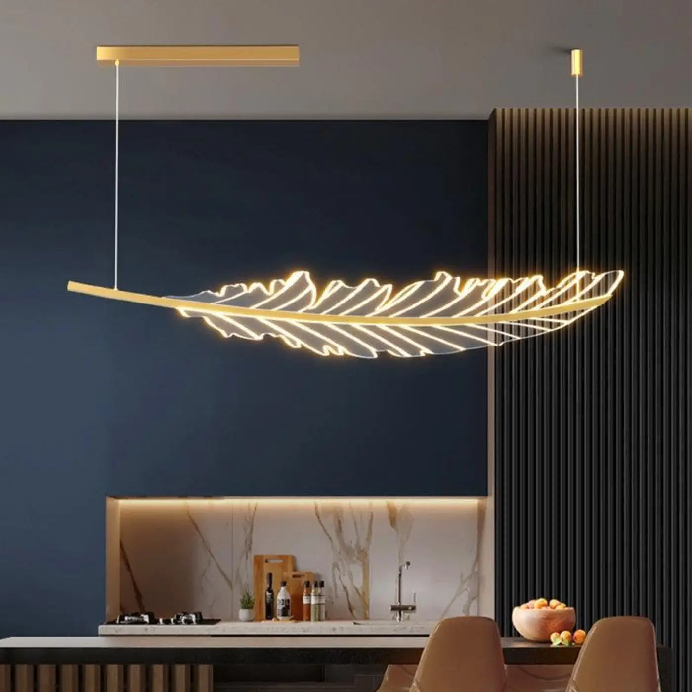 Suspension Plume Dorée : Élégance Aérienne et Lumière Douce